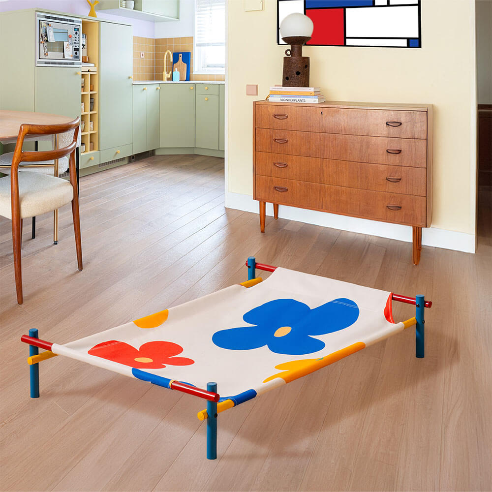 Erhöhtes Hundebett aus Aluminium im lebendigen Sommerdruck-Stil – Sommerparadies