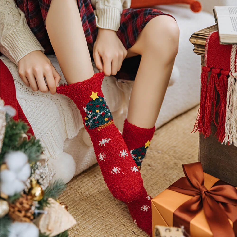 Weihnachts-Weihnachtsmann-Strickschal, passende Socken für Haustier und Besitzer